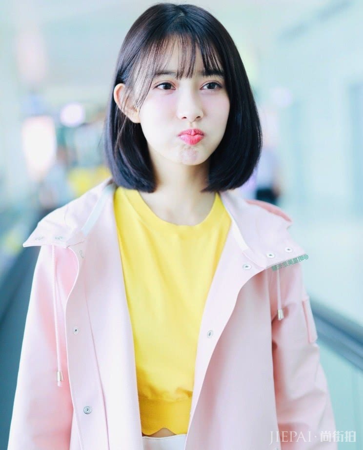 孟子义踩珍珠凉鞋亮相机场,走出时尚秀场范