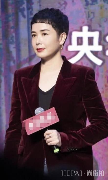 蒋雯丽现身活动，看到她的新装扮后，网友：分分钟美出新高度！
