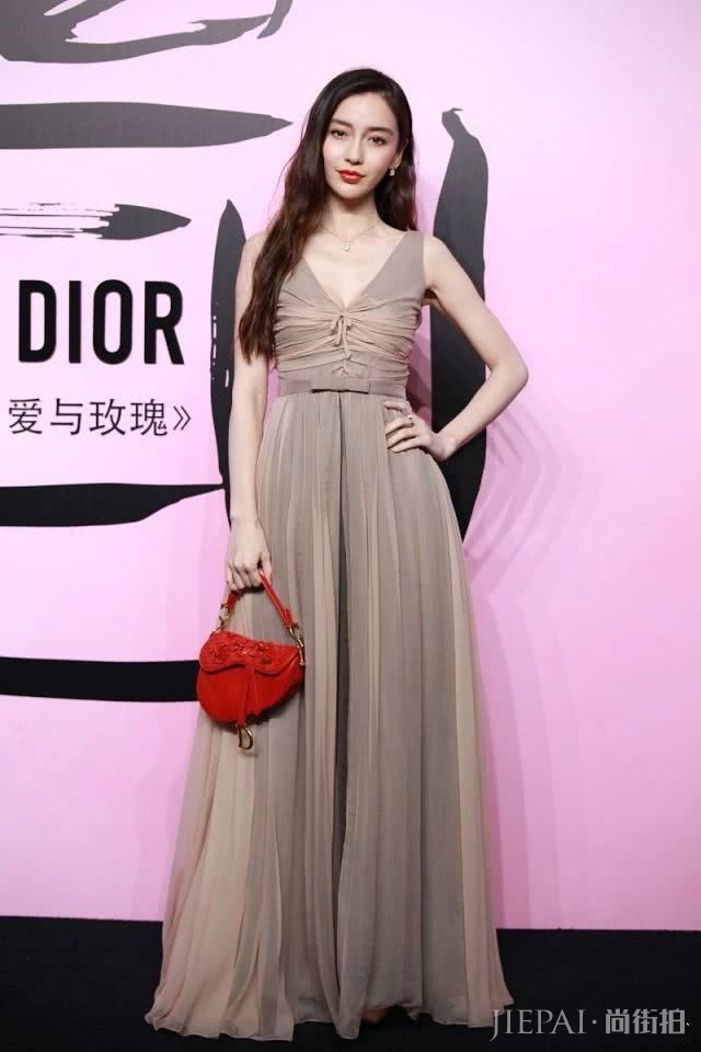 李宣美颜值真高,小黑裙女人味十足,尖头鞋配大长腿比人还抢镜