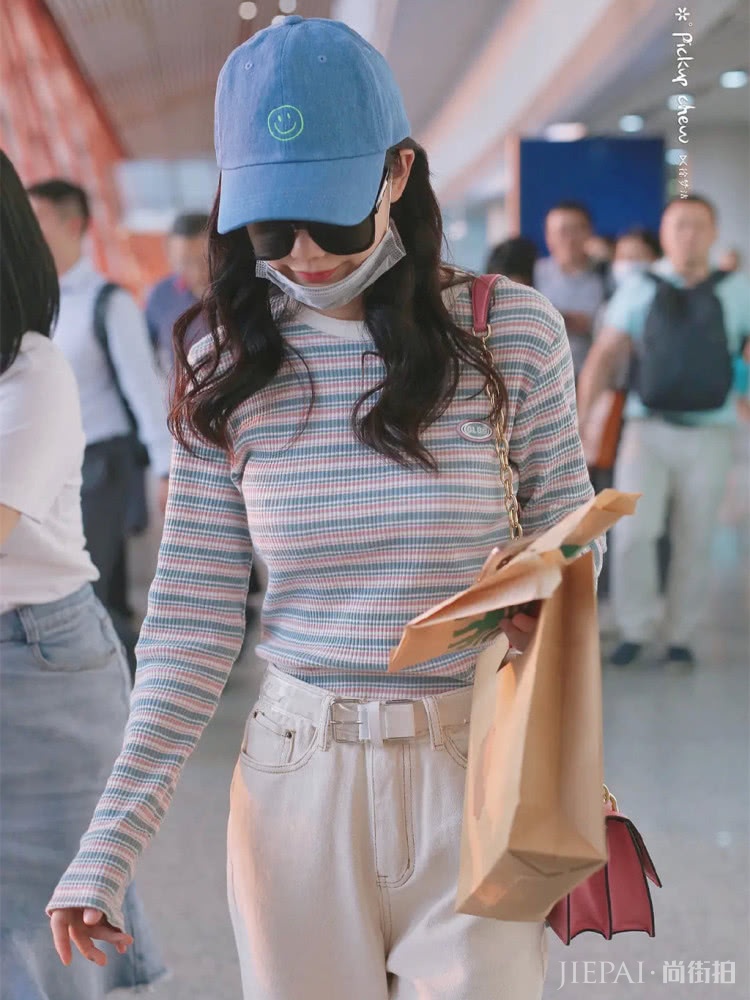 火箭少女集体现身机场，11套造型各有风格到底谁更有范？