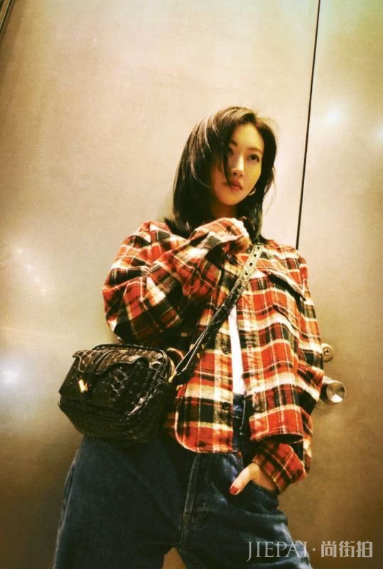 景甜日常太接地气!偶遇粉丝不躲闪,小鲜肉们真得学学