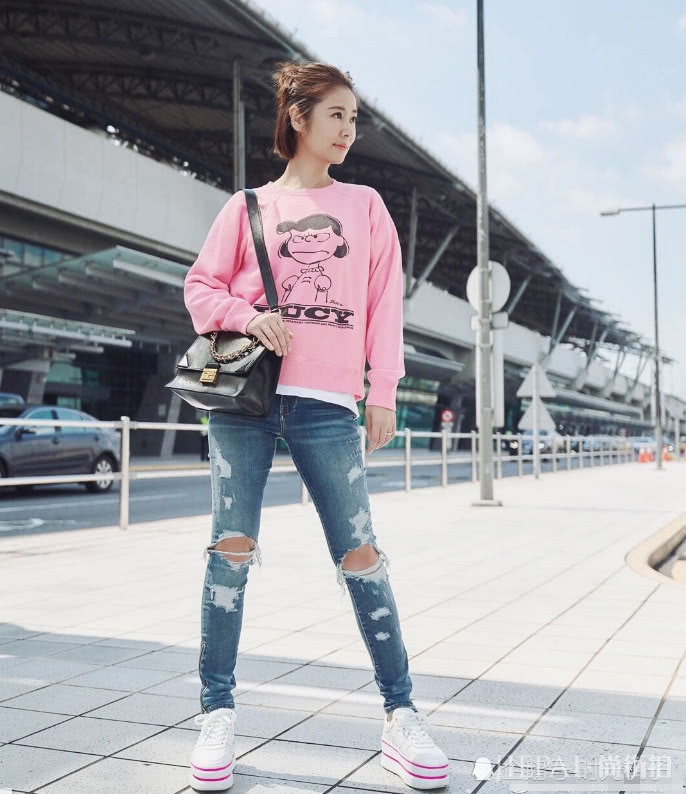 林心如状态正佳，白T恤搭配牛仔裤完全不像40多岁