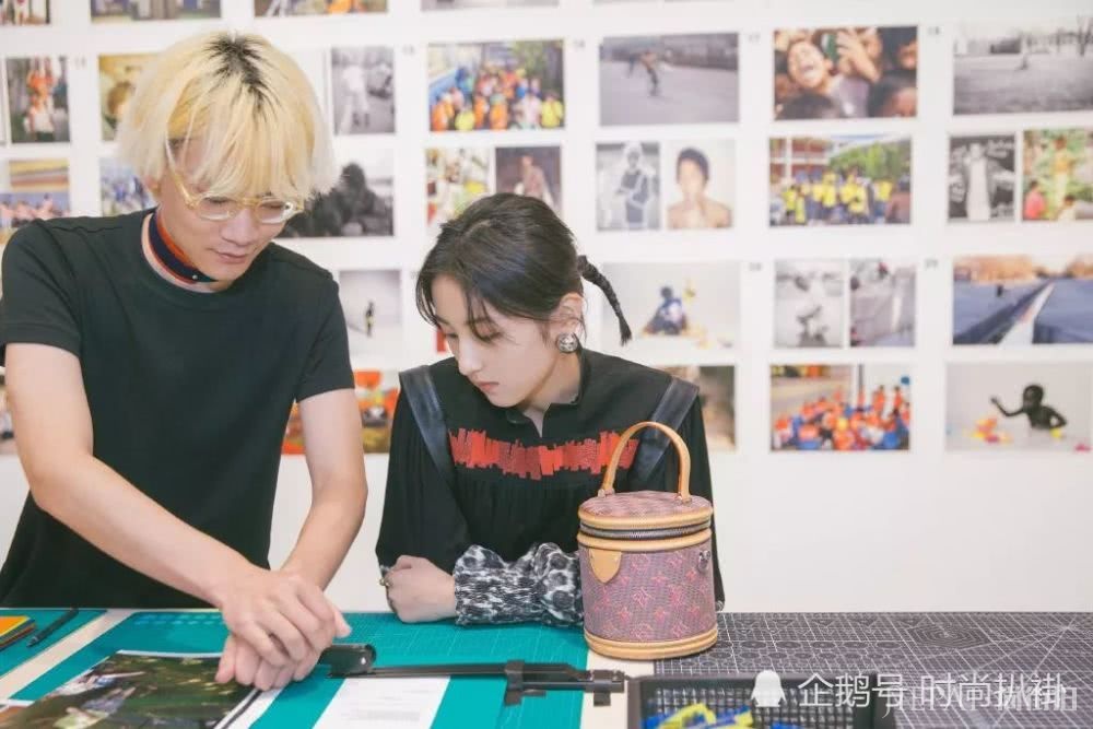 张子枫穿复古拼接连衣裙,彰显时髦感