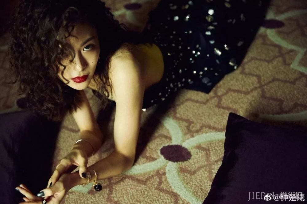 柳岩复古卷发比身材更抢镜!脸小原来靠发型