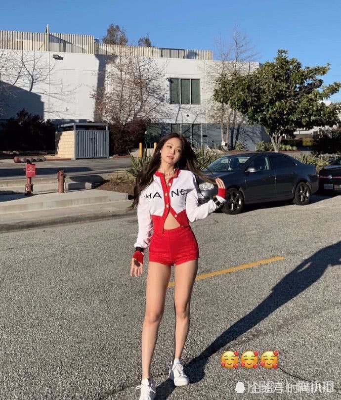 Jennie香芋紫的T和包包，是承包了香奈儿专柜吗