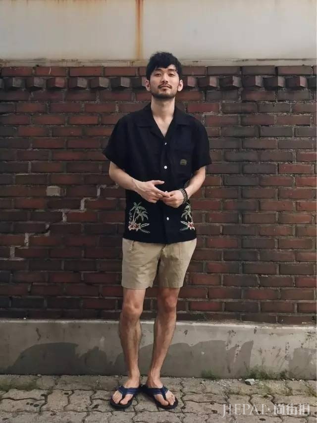 把Tee扎裤子里，不仅是显腿长