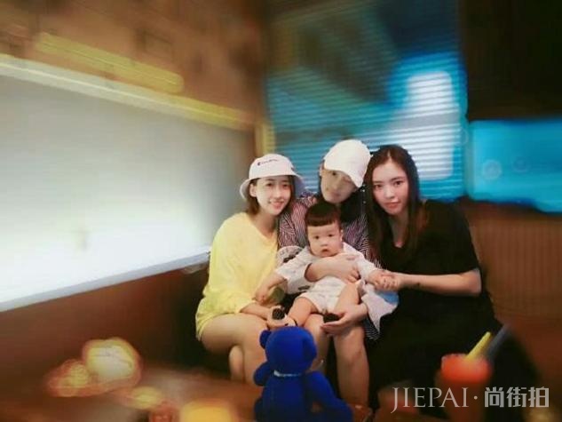 张馨予女儿照片曝光 何捷为女儿剃头发尽显父爱