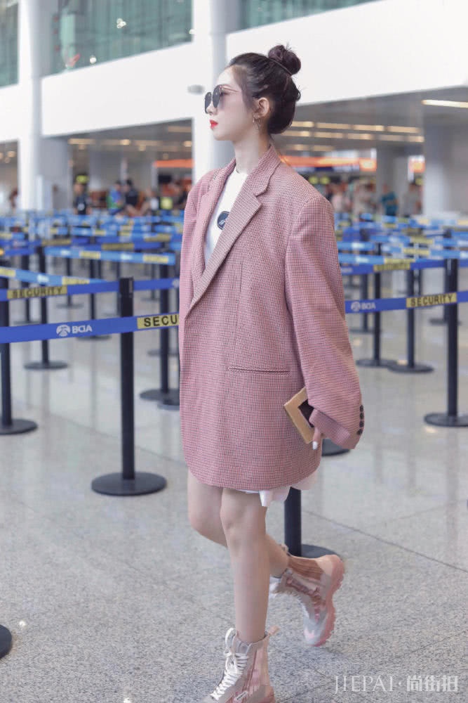 玩下身失踪还要看杨幂，街拍带货鼻祖果然不简单