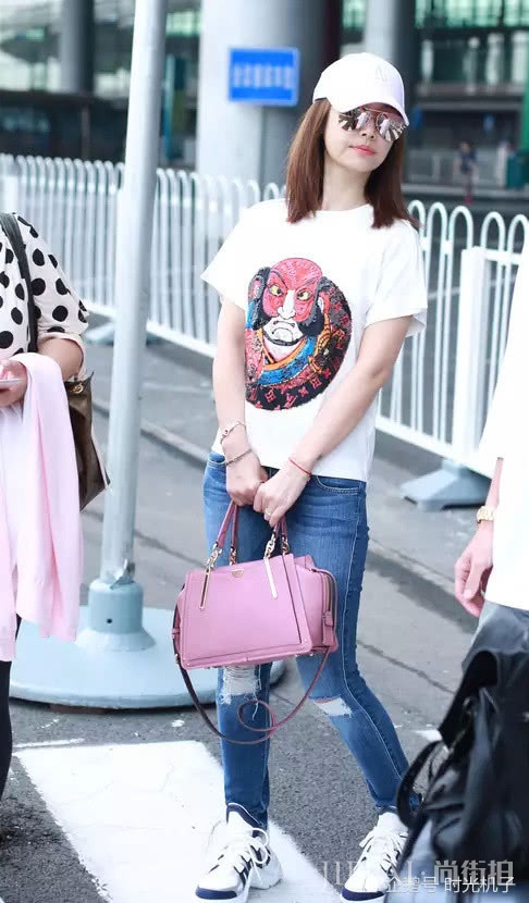 林心如状态正佳，白T恤搭配牛仔裤完全不像40多岁