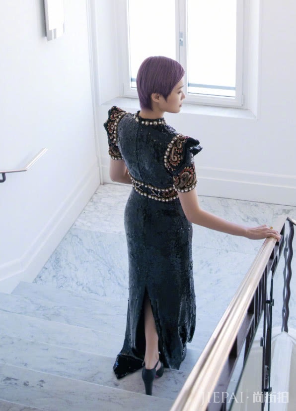 李宇春一袭红裙尽显女人味，好身材得秀出来