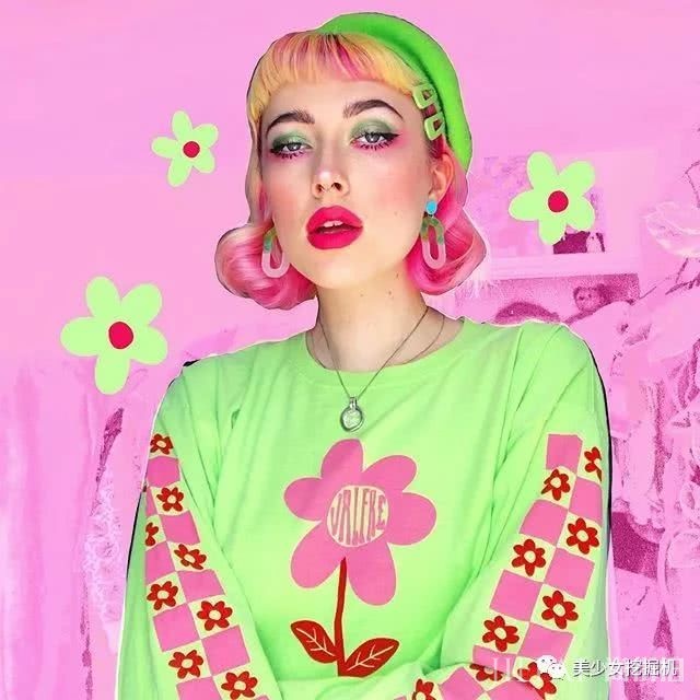 长着一张精灵脸的俄罗斯少女,都拜倒在她的彩虹眼影和神仙发色