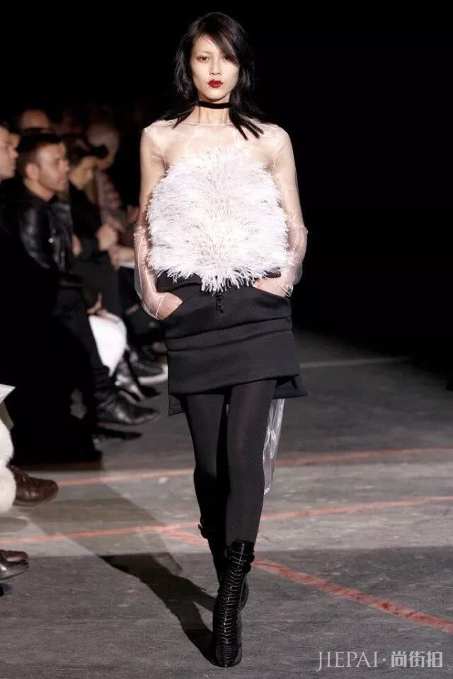 夏天学刘雯穿黑皮靴，初秋天气穿潮范十足