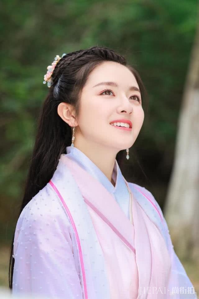 锥子脸已经开始不流行了?现在的95后小花大多都是小肉脸