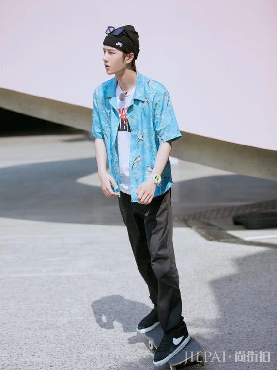 滑板少年王一博运动风搭配帅气又有活力