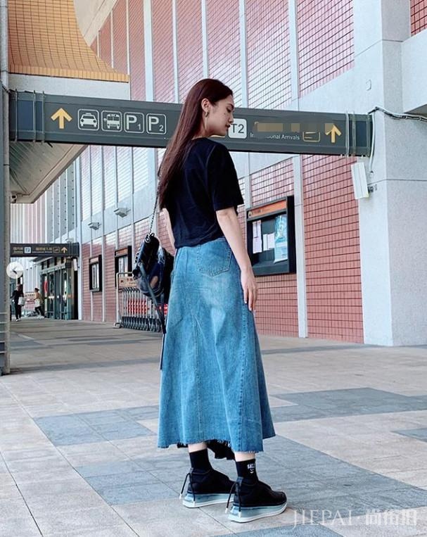 杨丞琳被求婚后现身机场满脸幸福，频撩秀发长腿很抢镜