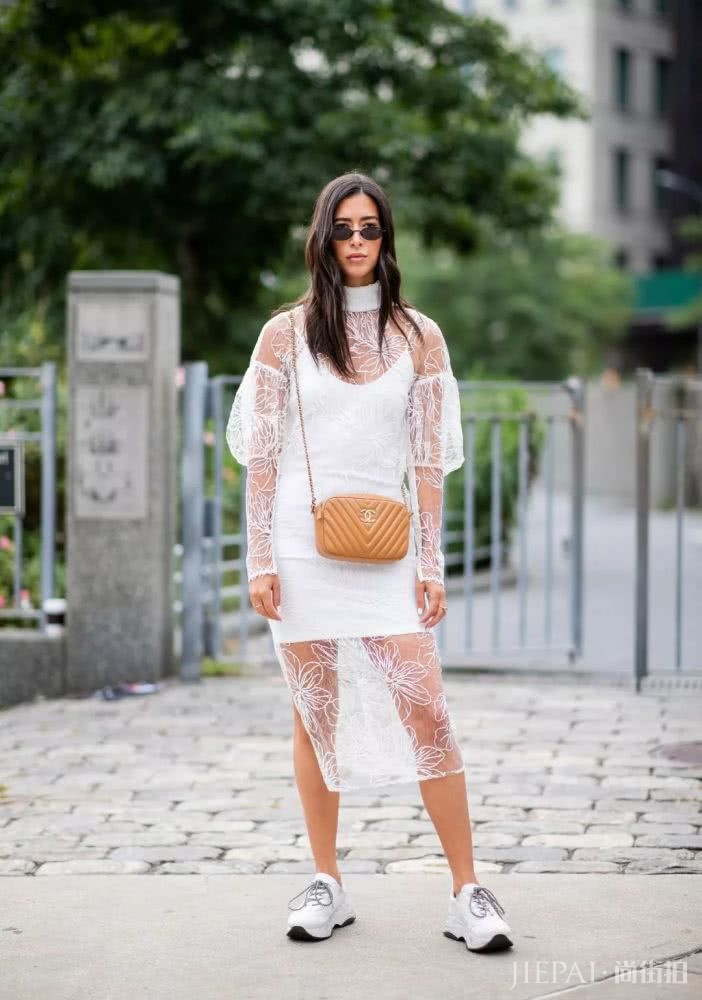 一条连衣裙解锁夏日N种时髦搭配