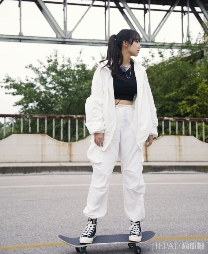 程潇把长裤塞进匡威鞋,显高10cm太时髦