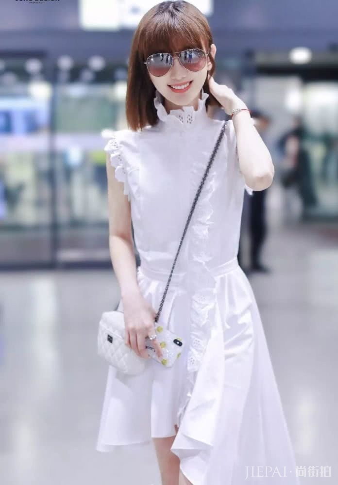 张嘉倪撞上毛晓彤，穿小白裙少女气质难分上下