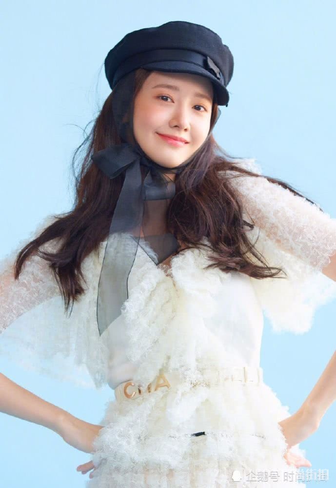 林允儿活动掉落高跟鞋,通勤风穿搭显高挑