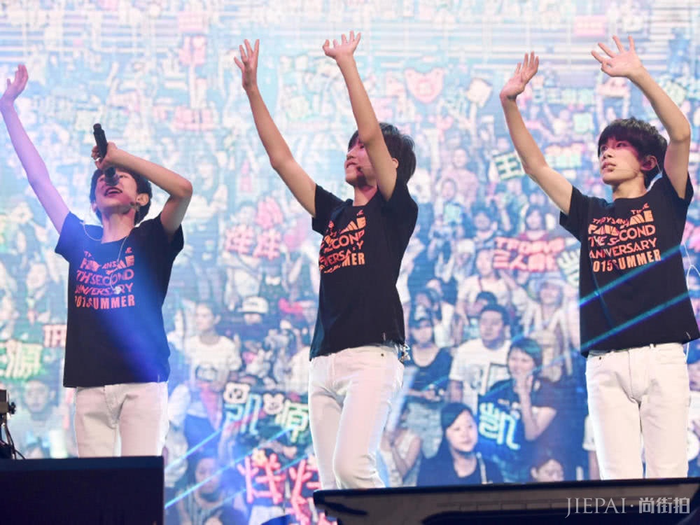 TFBOYS六周年海报变“二次元”男神,两种风格又盐又甜