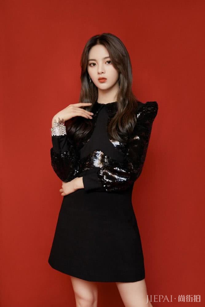 杨超越穿印花露肩纱裙配高跟鞋，明艳俏皮淑女范十足