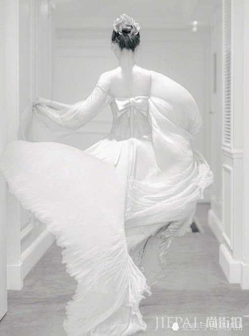 刘亦菲穿裸粉纱裙高级大气，不愧是娱乐圈中的极品美貌