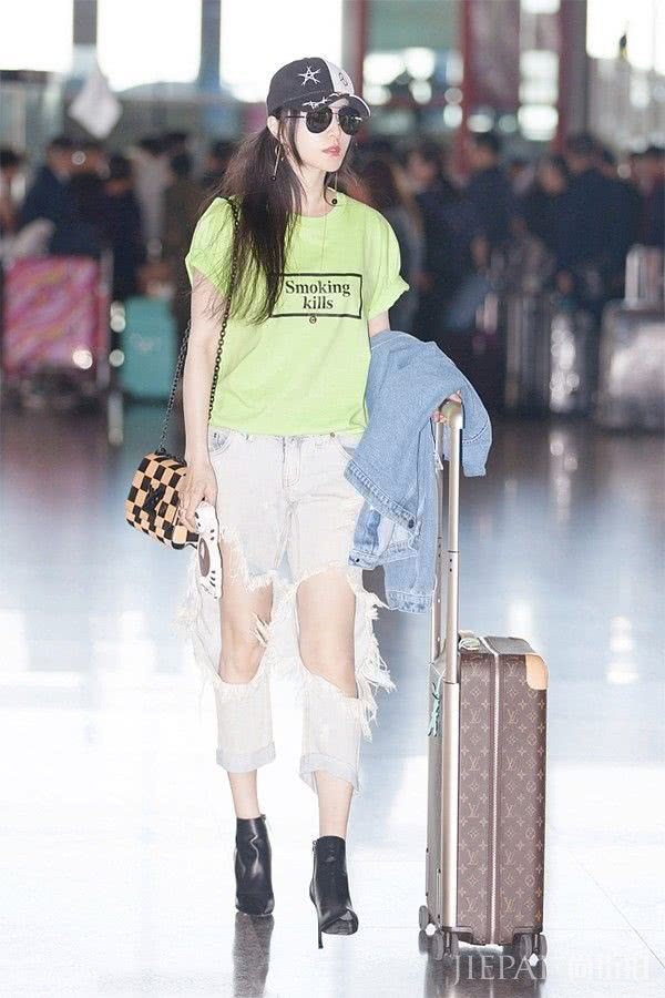 范冰冰现身机场,一身粉色造型很惊艳