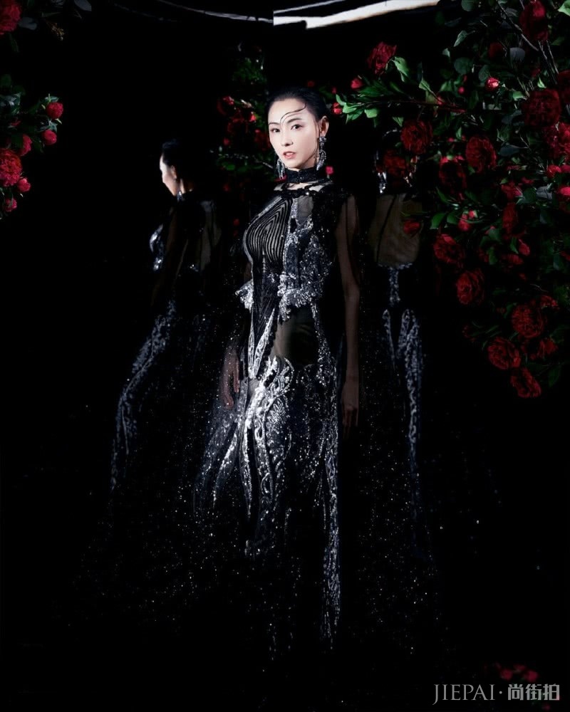 张柏芝登时尚杂志封面，蛋糕裙彰显优雅气质，高贵造型好古典