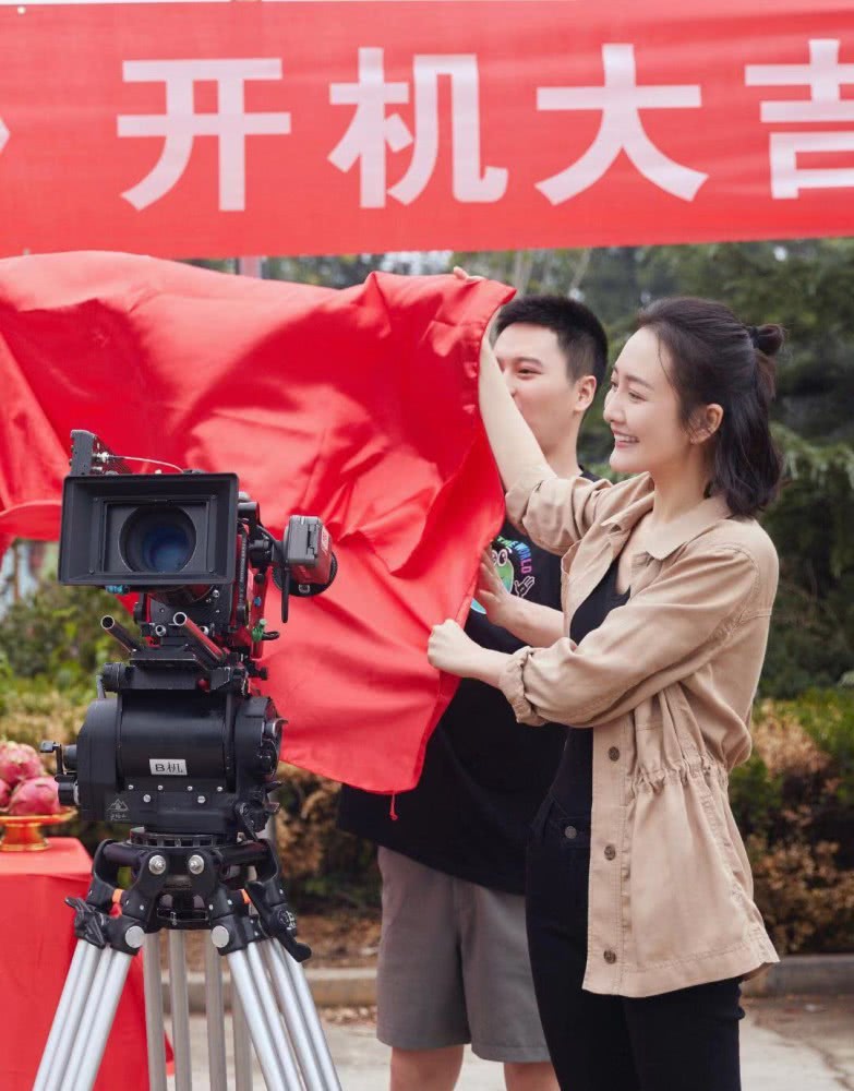 王鸥剪齐肩短发知性优雅,扎半丸子头更气质减龄