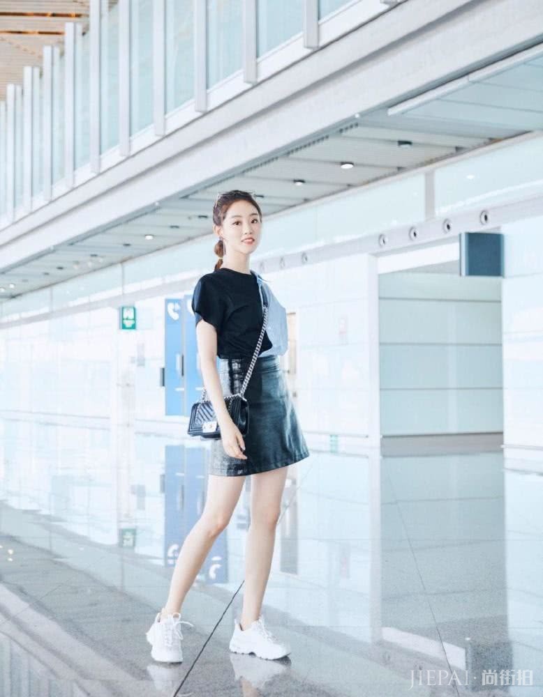 祝绪丹穿拼接衬衫配漆皮裙，双腿修长机场成亮点