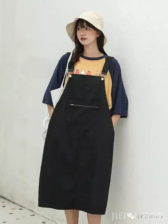 T恤下面除了裤子还能搭什么?这样穿又简单又美