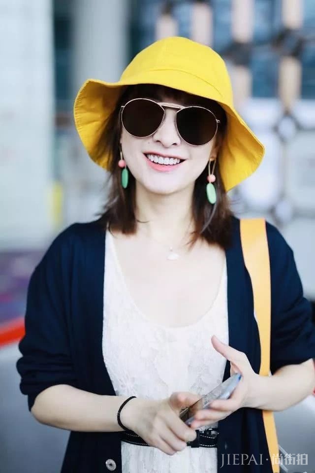 吴昕工装短裤配长袜,太有少女感了