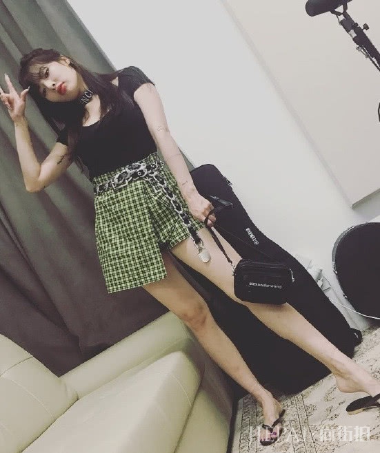 关晓彤和金泫雅，双双挑战绿格纹造型，风格差距居然这么大？