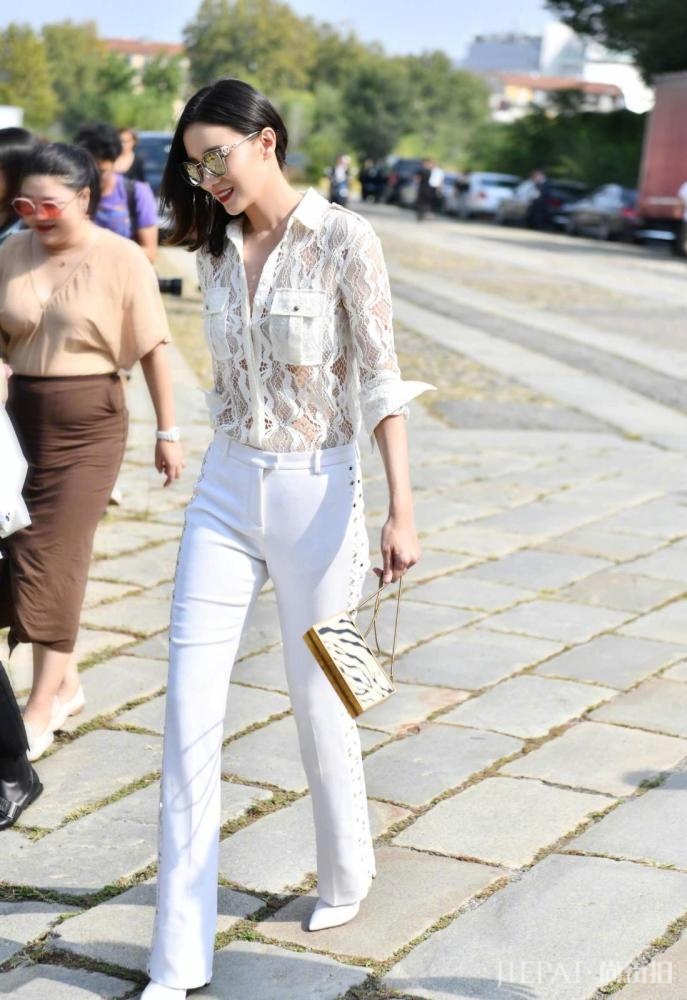 宋佳穿格纹风衣裙配短靴，站街头摩登范十足