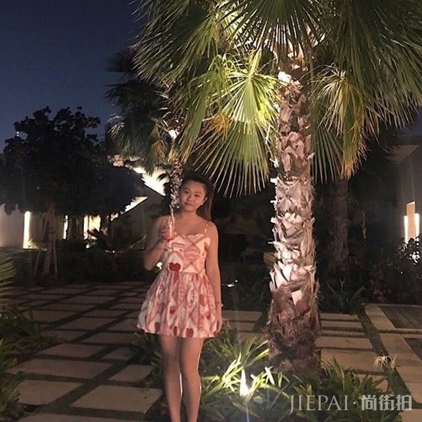 邱淑贞二女儿罕见晒照,14岁穿吊带身材火辣