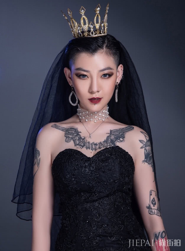 网络走红的花臂“暗黑新娘”,婚后形象多变,这真是一个人?