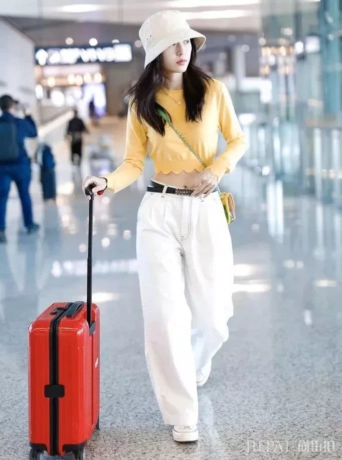 夏天别只穿莫兰迪了，今年水果色才是夏季打开的正确方式