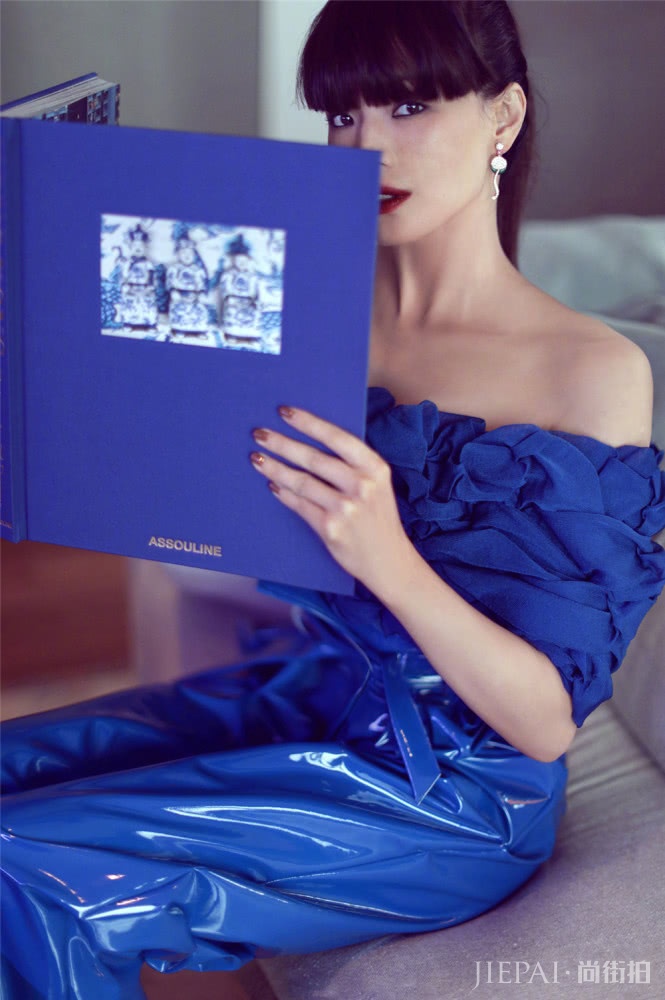 舒淇新发型拍杂志,齐刘海搭配烈焰红唇,复古造型撞脸吴莫愁