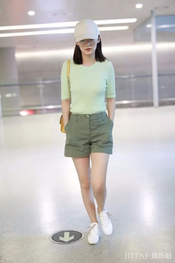 李沁机场街拍？腿跟涂了粉底液似的嫩白，穿黑裙更明显