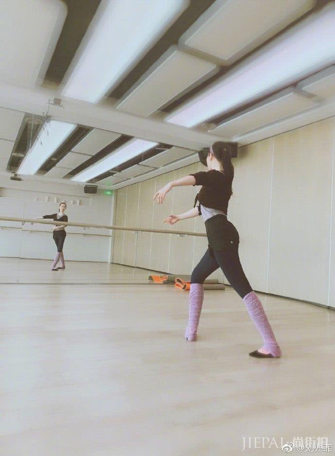 刘亦菲脸型疑从圆变方?视频照片对比样貌大不同