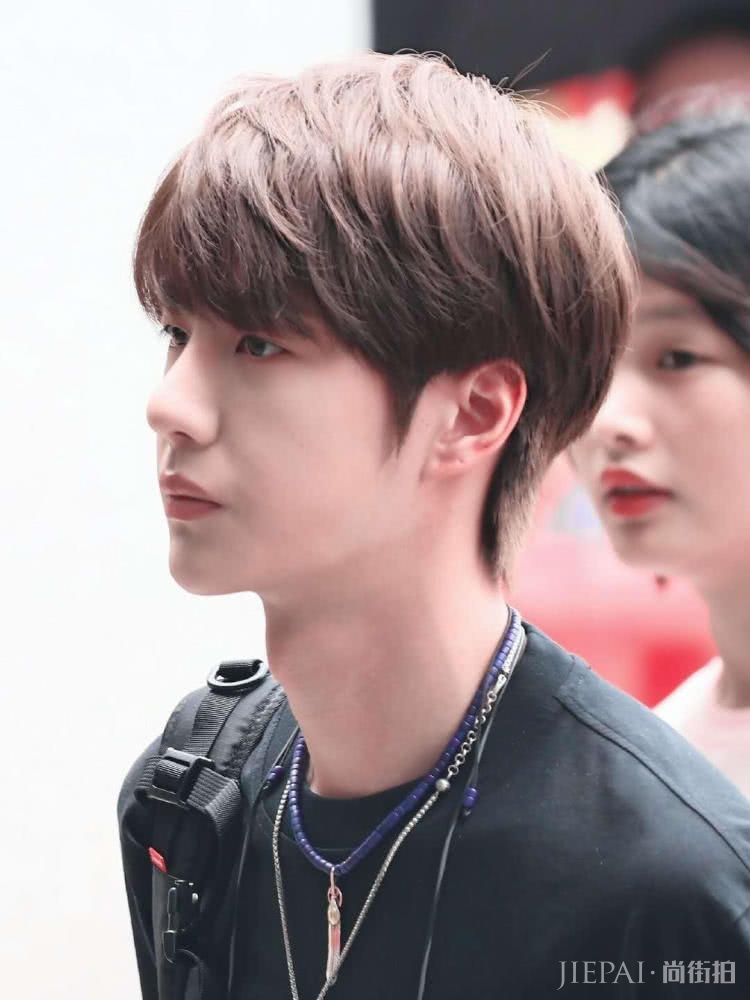 滑板少年王一博运动风搭配帅气又有活力