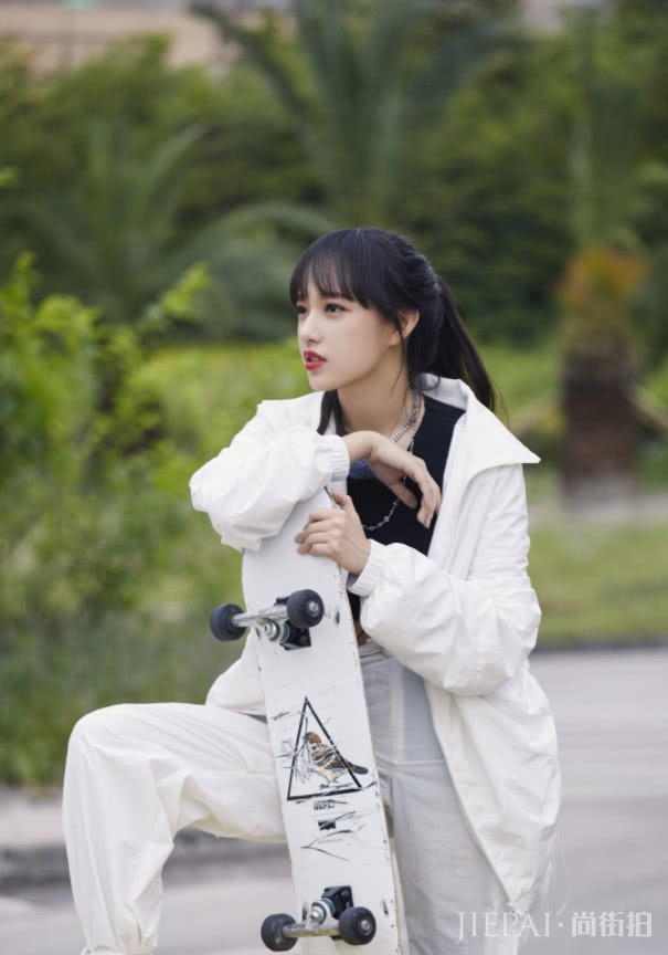 程潇把长裤塞进匡威鞋,显高10cm太时髦