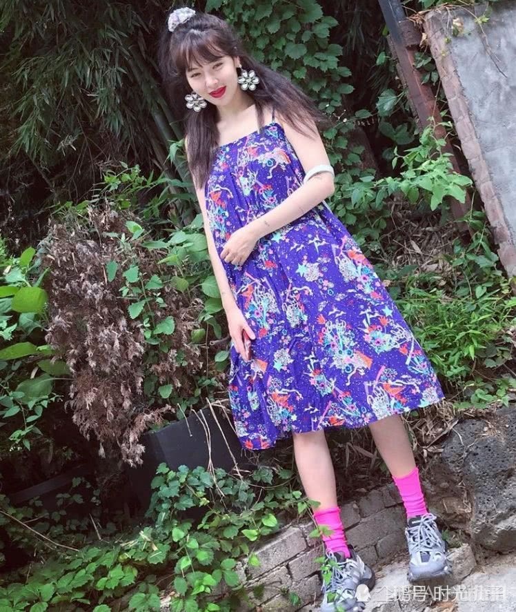 金泫雅穿紫色碎花裙认不出,画风越来越偏了
