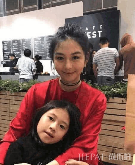 邱淑贞二女儿罕见晒照,14岁穿吊带身材火辣