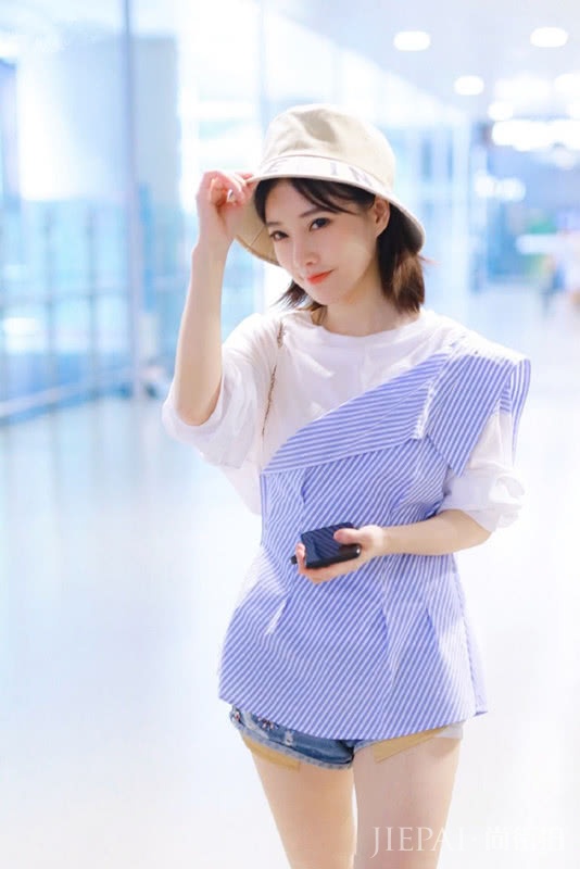 冯提莫的夏季私服好潮，穿斜边条纹衬衫搭短裤显高又清新减龄