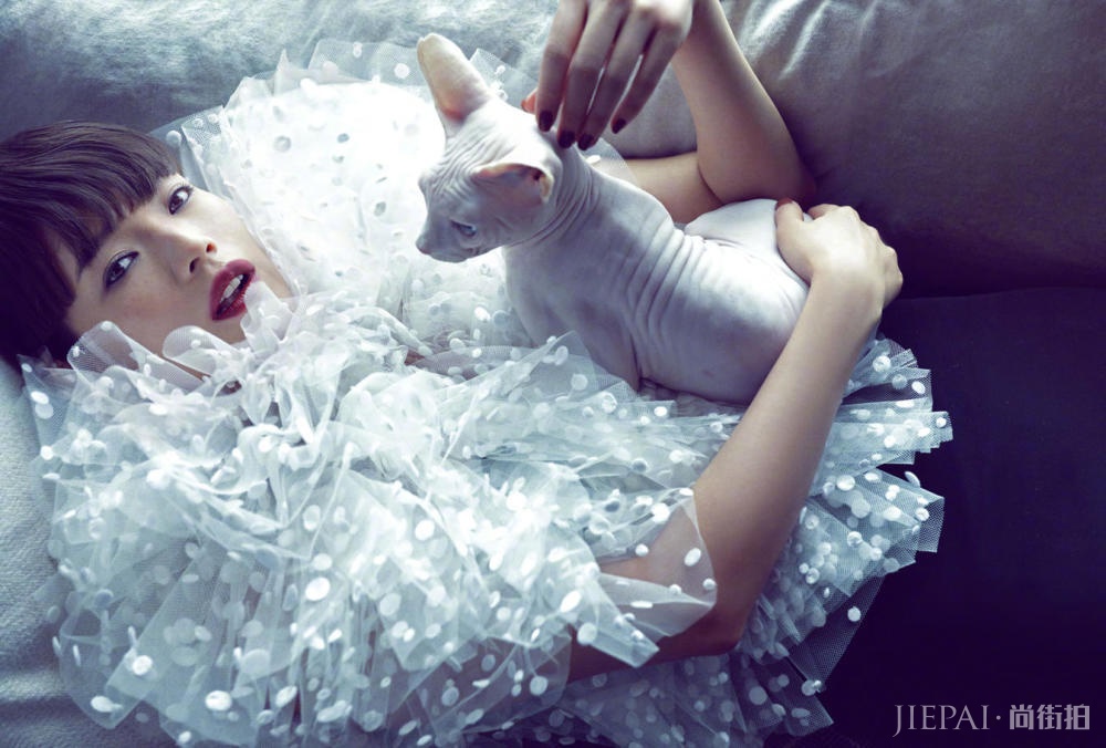 舒淇新发型拍杂志,齐刘海搭配烈焰红唇,复古造型撞脸吴莫愁