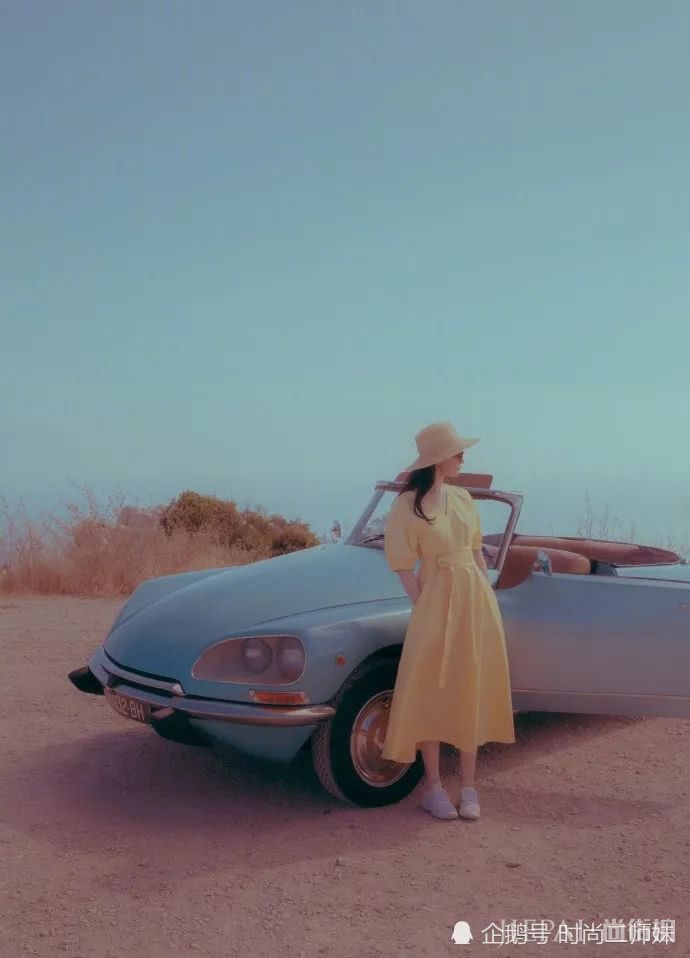 刘亦菲穿黄色连衣裙玩港风,洒脱优雅至极