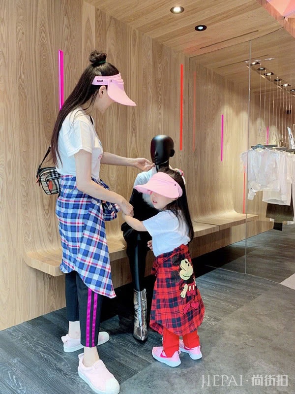 伊能静带孩子出游,穿背带裤搭粉色袜子,50岁了还像少女