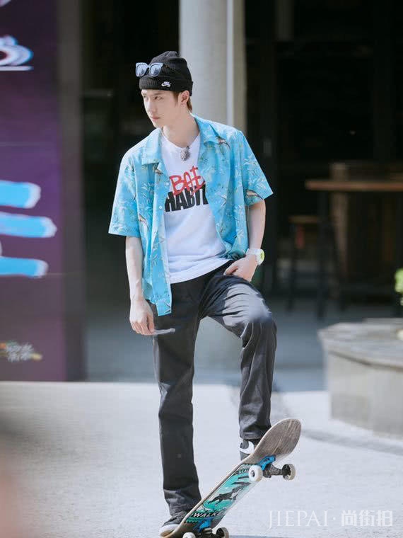 滑板少年王一博运动风搭配帅气又有活力