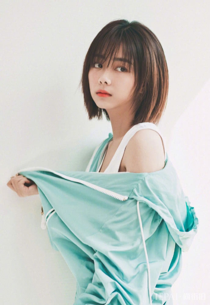 谭松韵张子枫居然像同龄人?背带裤搭配双马尾秒变少女